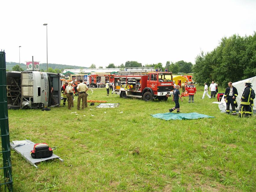 Schwerer Unfall mit Reisebus Lohmar Donrather Dreieck P419.JPG